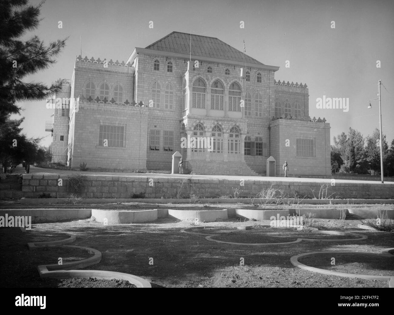 Originalunterschrift: Amman. 24. Jahrestag der arabischen Revolte unter König Hussein & Lawrence Feier September 11 1940. Ansicht des Emir Abdullah Palastes mit Kanon in Vorgeg[und] - Ort: Amman Jordanien ca. 1940 Stockfoto