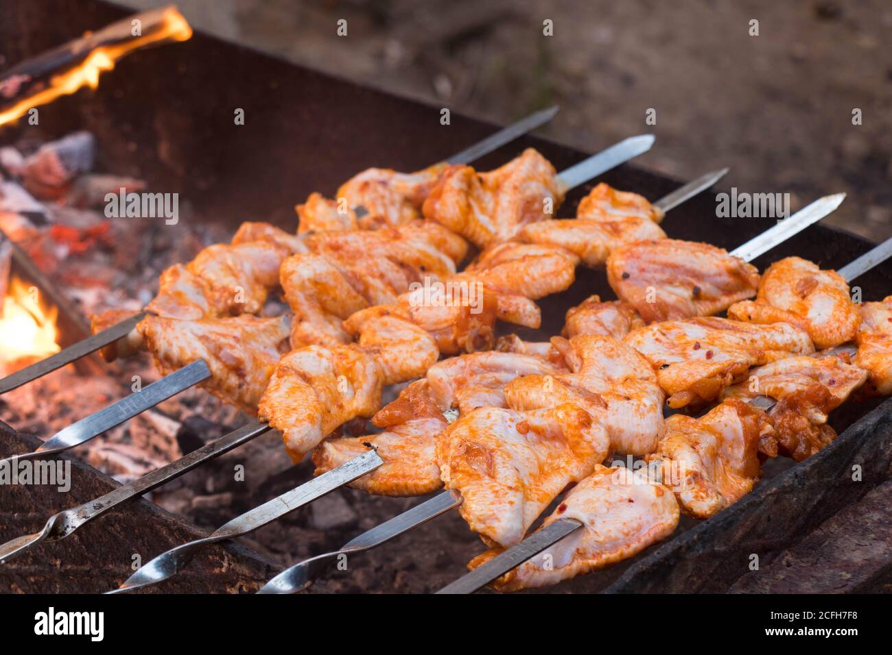 Chicken Wings Kebabs auf dem Grill. Grill Stockfoto