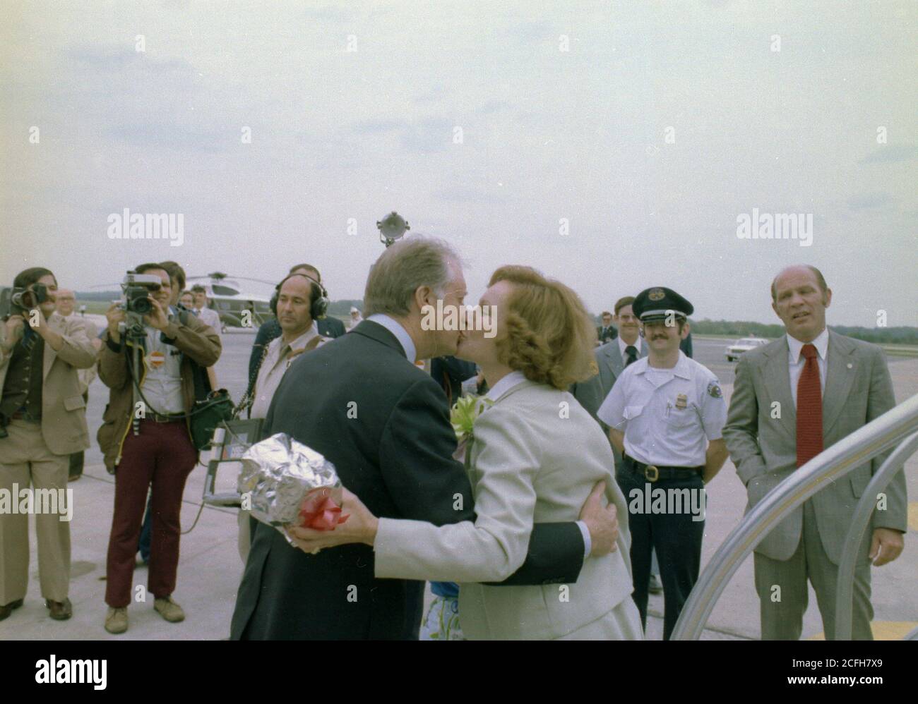 Jimmy Carter küsst Rosalyn Carter bei ihrer Rückkehr aus Costa Rica. Ca. 12 Mai 1978 Stockfoto
