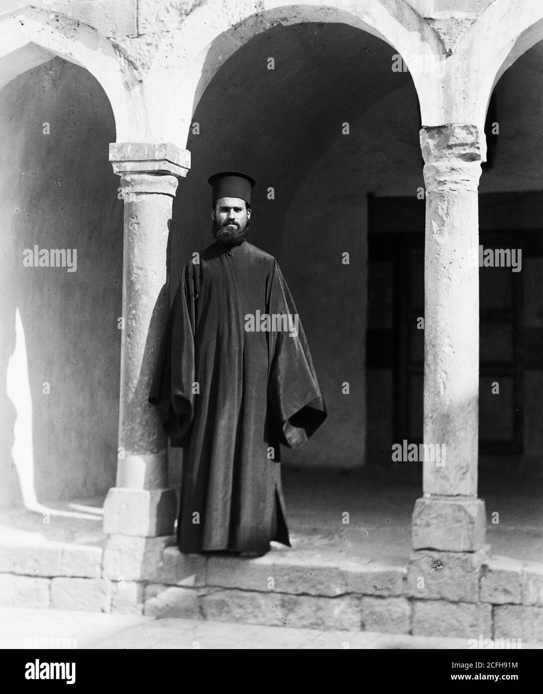 Bildunterschrift: Krak des Chevaliers & Kloster St. George. Kloster St. George. Priest - Ort: Syrien ca. 1936 Stockfoto