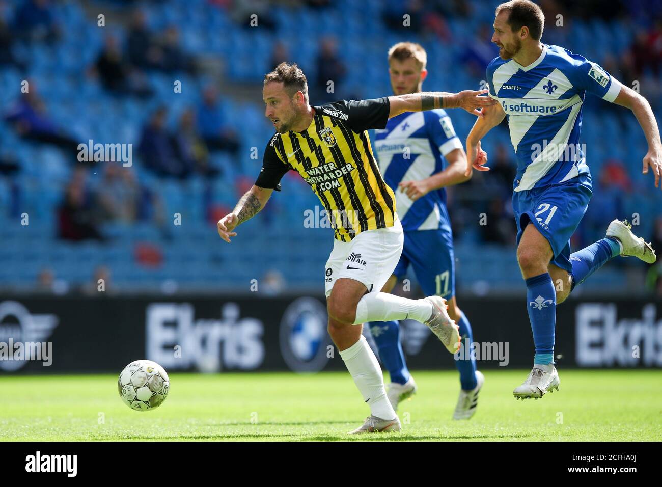 ARNHEM, NIEDERLANDE - 5. SEPTEMBER: Roy Beerens von Vitesse, Immanuel Hohn vom SV Darmstadt 98 vor dem Freundschaftsspiel zwischen Vitesse und SV Darmstadt 98 am 5. September 2020 in Arnhem, Niederlande. *** Ortsüberschrift *** Roy Beerens, Immanuel Hohn Stockfoto