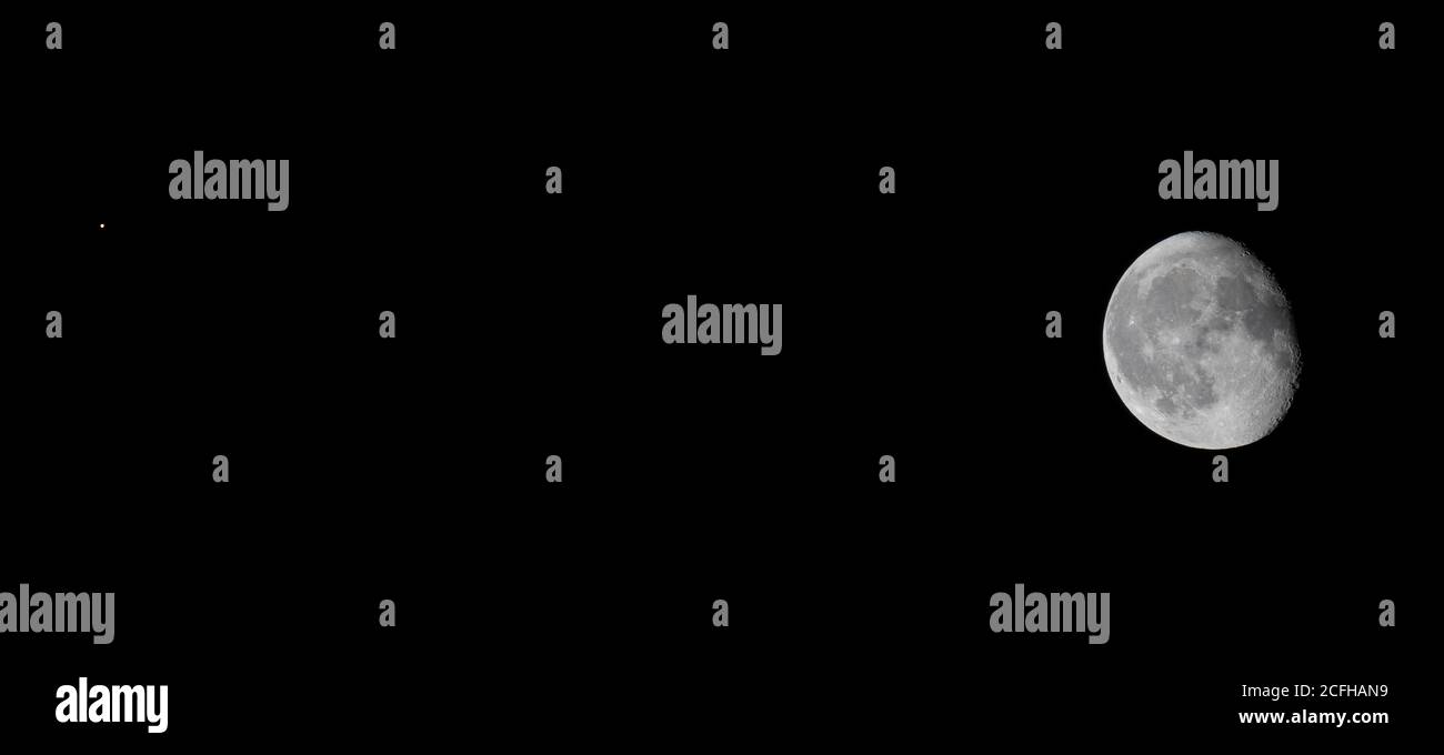 London, Großbritannien. September 2020. Der Planet Mars und der Mond erscheinen dicht am Himmel über London mit einer Bedeckung, die von Südeuropa aus sichtbar ist. Mars hier links vom Gibbous Moon. Quelle: Malcolm Park/Alamy Live News Stockfoto