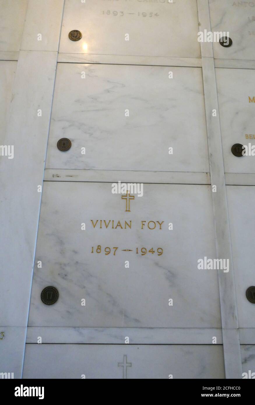 Los Angeles, Kalifornien, USA 4. September 2020 EIN allgemeiner Blick auf die Atmosphäre der Schauspielerin Vivian Foy alias Vivian Edwards und des Produzenten/Regisseurs Bryan Foy's (unmarked) Graves in Mausoleum at Calvary Cemetery am 4. September 2020 in Los Angeles, Kalifornien, USA. Foto von Barry King/Alamy Stockfoto Stockfoto