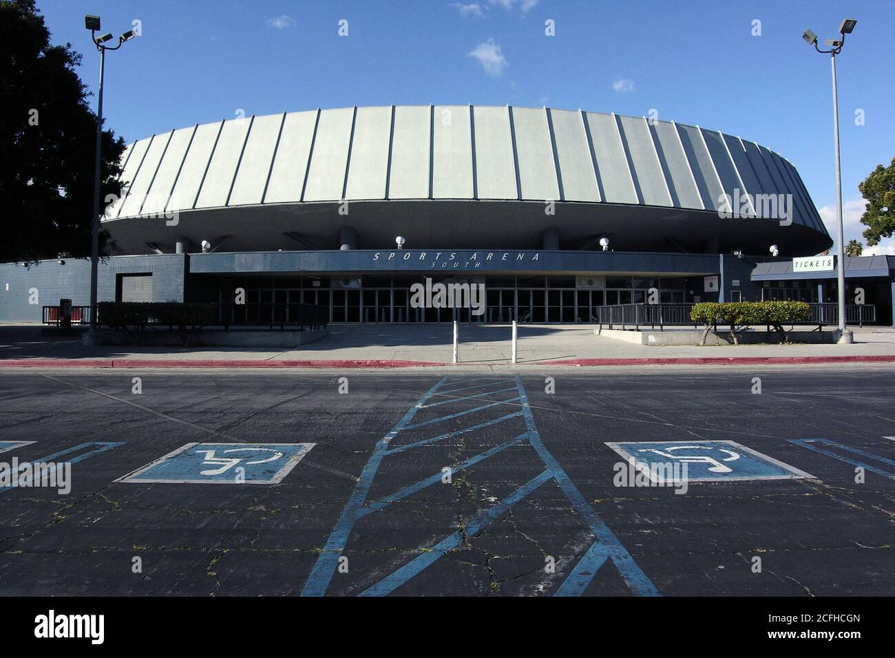 Los Angeles, Kalifornien, USA - Mai 2006: Archivansicht des Südeingangs zur Los Angeles Memorial Sports Arena in der Nähe des USC. Das Gebäude wurde 2016 abgerissen. Stockfoto