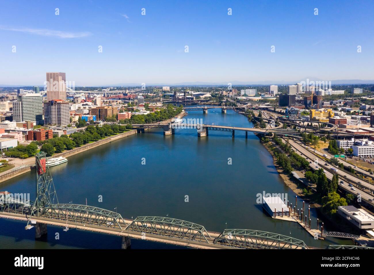 Luftaufnahme der Innenstadt von Portland Oregon mit vielen Brücken Fluss Stockfoto