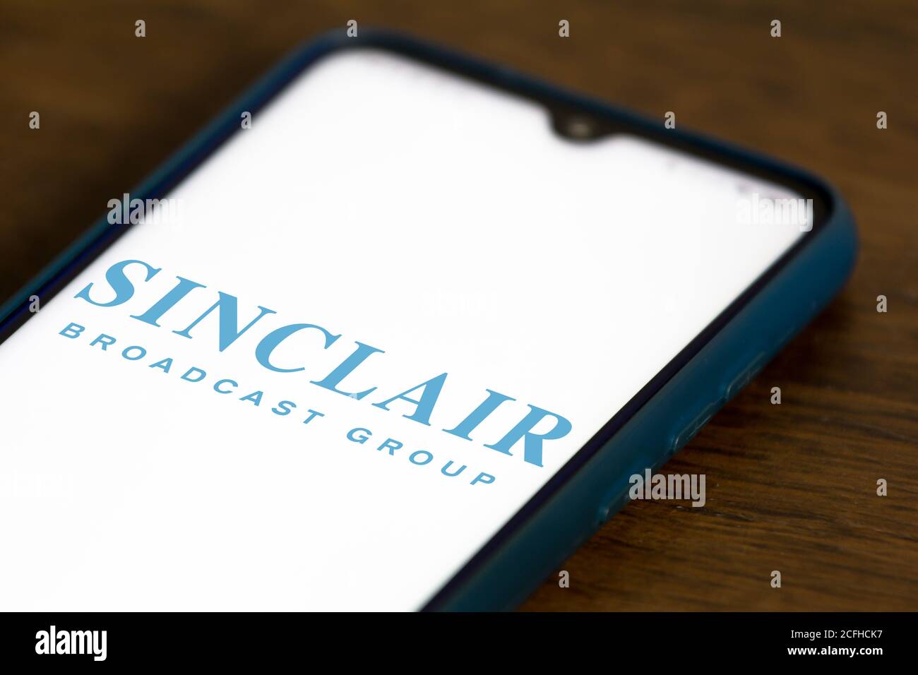 In dieser Abbildung ist das Logo der Sinclair Broadcast Group zu sehen Auf einem Smartphone angezeigt Stockfoto