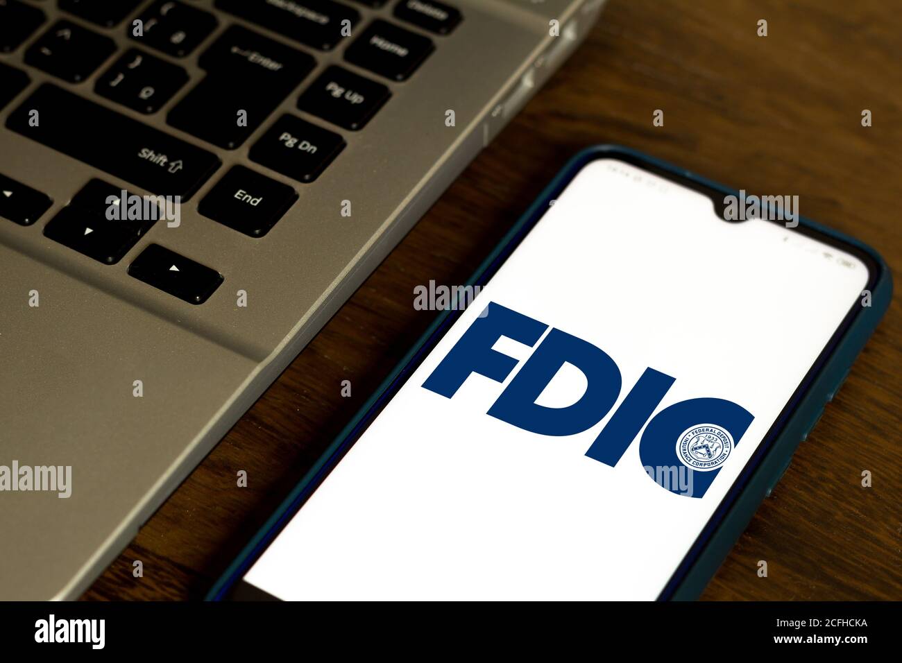 In dieser Abbildung ist das Logo der Federal Deposit Insurance Corporation (FDIC) auf einem Smartphone zu sehen. Stockfoto