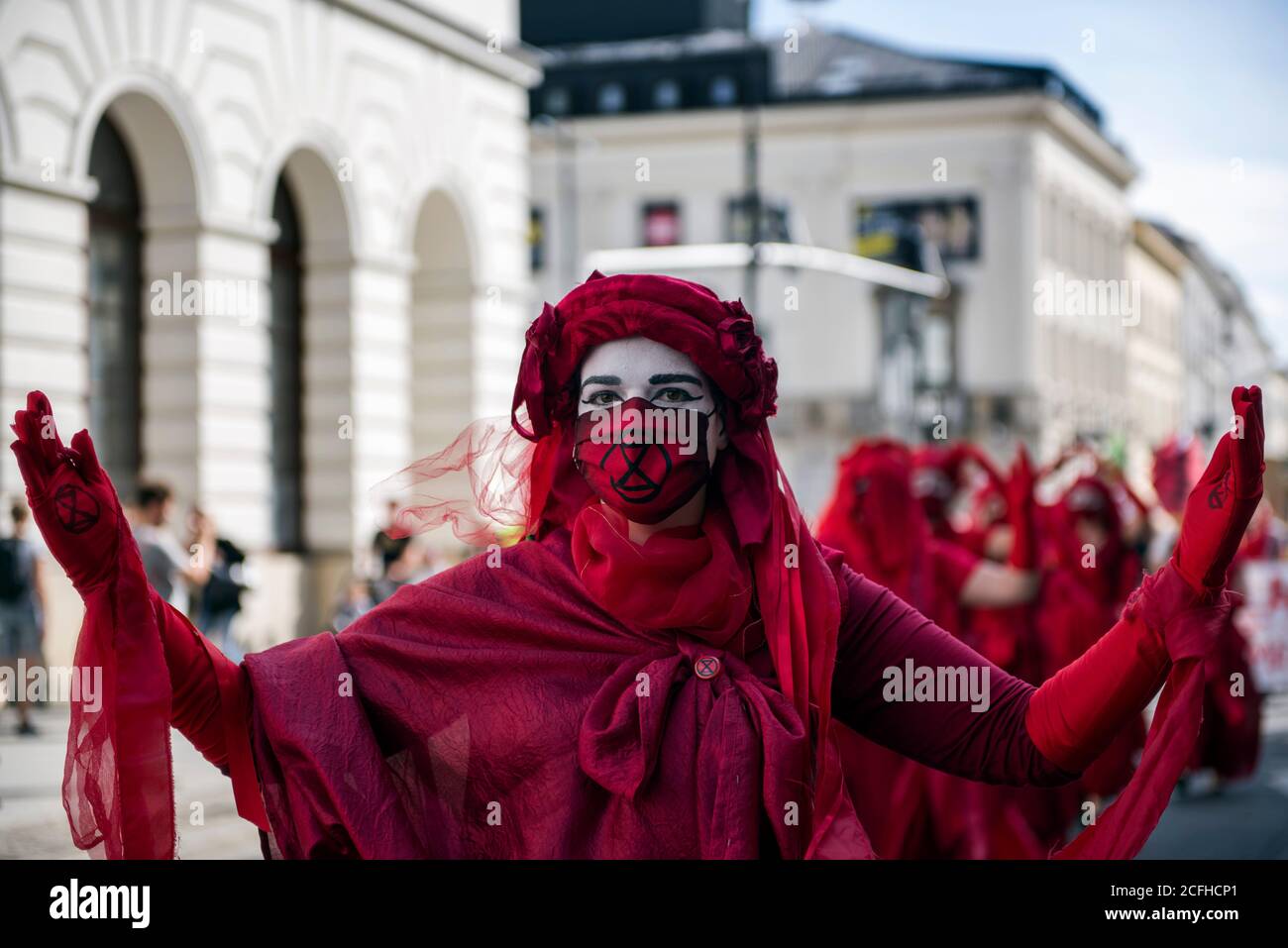 Extinction Rebellion Aktivist während des marsches.vier Märsche gingen durch Warschau, deren Teilnehmer gegen die Passivität der Politiker angesichts des Klimawandels protestierten. Jeder marsch hatte seine eigene Farbe, symbolisiert die vier Wellen: Liebe, Trauer, Rebellion und Hoffnung. An der Spitze des marsches der 'Revolte Welle' standen Banner mit den Slogans: 'Klimaalarm' und 'Wir rebellieren zum Leben'. Der große Marsch für das Klima ist der Beginn der von Extinction Rebellion-Aktivisten organisierten Veranstaltungen auf der ganzen Welt. Die Veranstaltung in Polen wird "Rebellion 2020" genannt. Der Zweck der AC Stockfoto