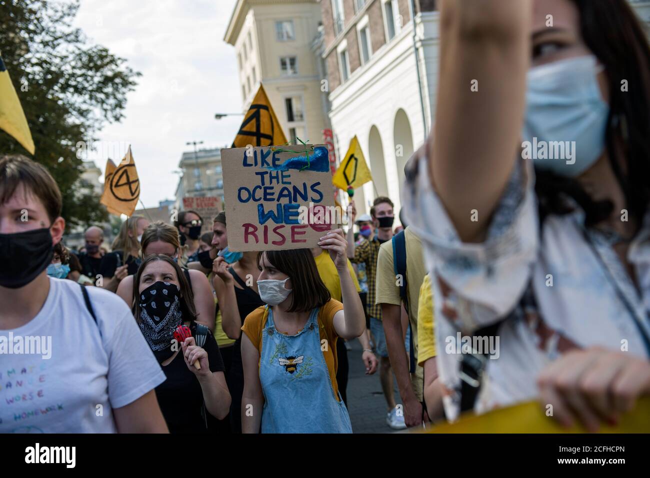 Protestierende mit Plakat, auf dem steht, wie die Ozeane, die wir während des marsches erheben.vier Märsche gingen durch Warschau, deren Teilnehmer gegen die Passivität der Politiker angesichts des Klimawandels protestierten. Jeder marsch hatte seine eigene Farbe, symbolisiert die vier Wellen: Liebe, Trauer, Rebellion und Hoffnung. An der Spitze des marsches der 'Revolte Welle' standen Banner mit den Slogans: 'Klimaalarm' und 'Wir rebellieren zum Leben'. Der große Marsch für das Klima ist der Beginn der von Extinction Rebellion-Aktivisten organisierten Veranstaltungen auf der ganzen Welt. Die Veranstaltung in Polen wird "Rebellion 2020" genannt. T Stockfoto