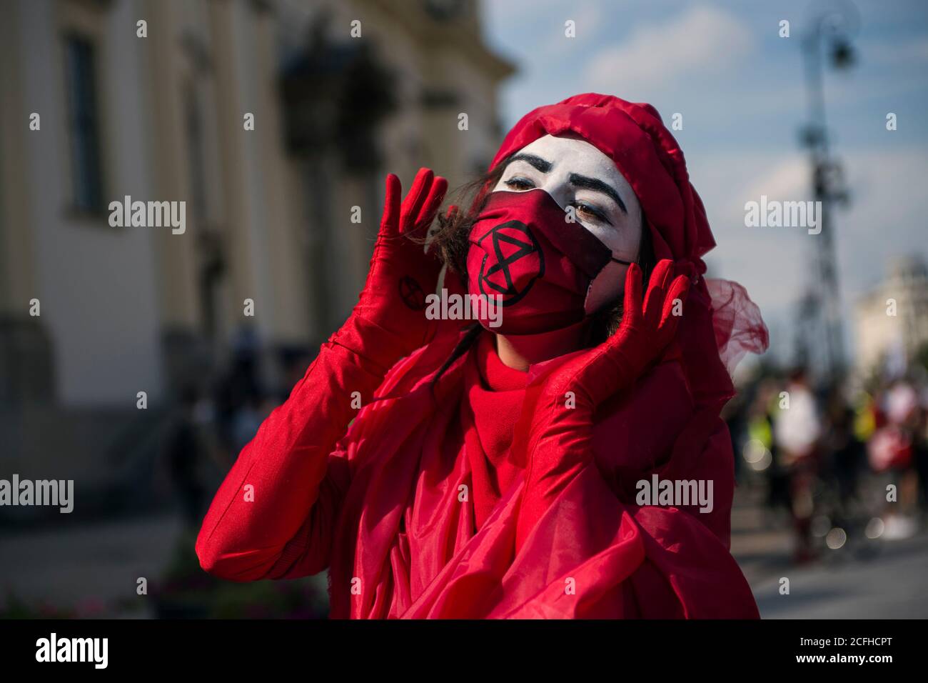 Extinction Rebellion Aktivist während des marsches.vier Märsche gingen durch Warschau, deren Teilnehmer gegen die Passivität der Politiker angesichts des Klimawandels protestierten. Jeder marsch hatte seine eigene Farbe, symbolisiert die vier Wellen: Liebe, Trauer, Rebellion und Hoffnung. An der Spitze des marsches der 'Revolte Welle' standen Banner mit den Slogans: 'Klimaalarm' und 'Wir rebellieren zum Leben'. Der große Marsch für das Klima ist der Beginn der von Extinction Rebellion-Aktivisten organisierten Veranstaltungen auf der ganzen Welt. Die Veranstaltung in Polen wird "Rebellion 2020" genannt. Der Zweck der AC Stockfoto