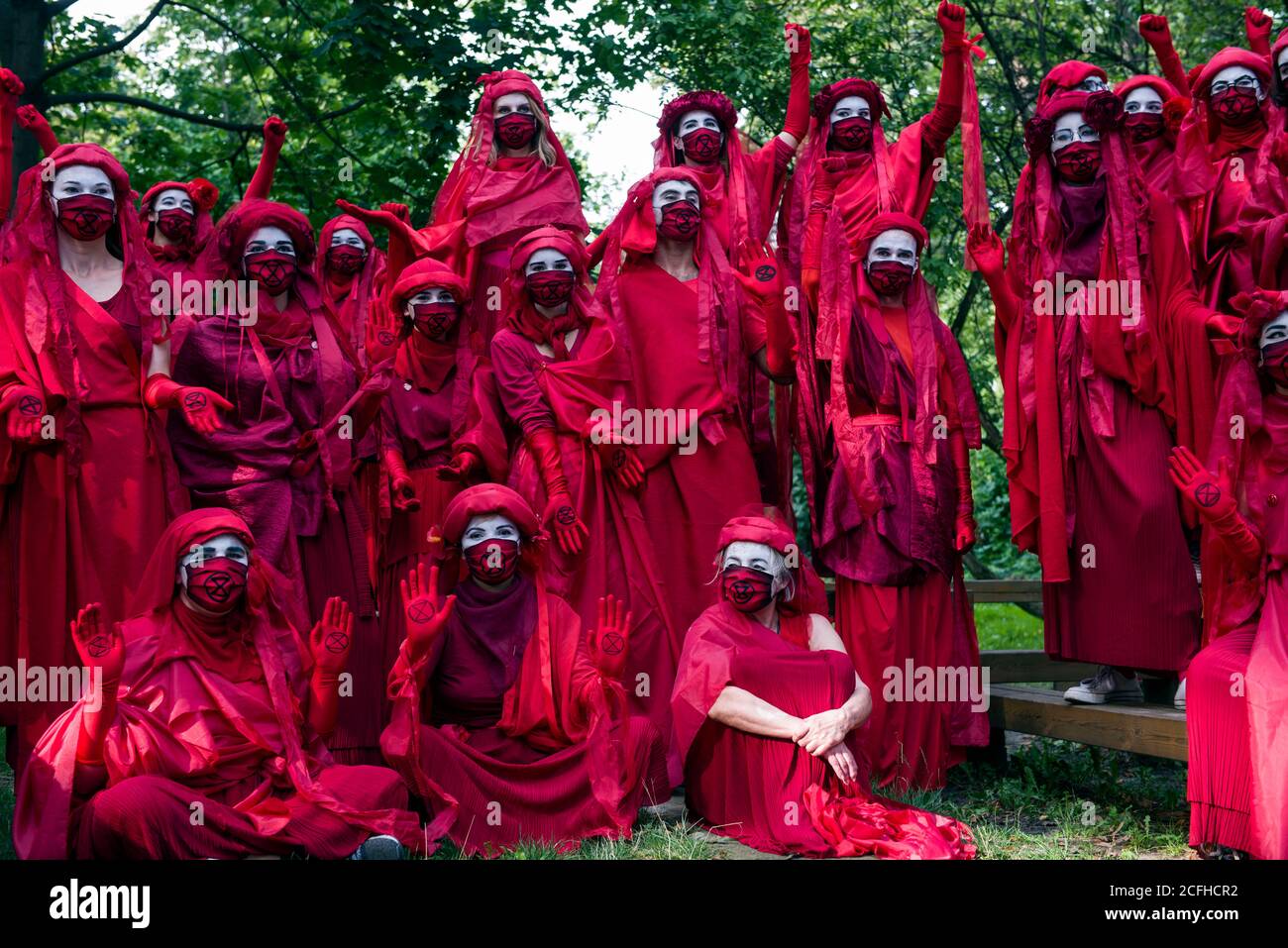 Extinction Rebellion Aktivisten während des marsches.vier Märsche gingen durch Warschau, deren Teilnehmer gegen die Passivität der Politiker angesichts des Klimawandels protestierten. Jeder marsch hatte seine eigene Farbe, symbolisiert die vier Wellen: Liebe, Trauer, Rebellion und Hoffnung. An der Spitze des marsches der 'Revolte Welle' standen Banner mit den Slogans: 'Klimaalarm' und 'Wir rebellieren zum Leben'. Der große Marsch für das Klima ist der Beginn der von Extinction Rebellion-Aktivisten organisierten Veranstaltungen auf der ganzen Welt. Die Veranstaltung in Polen wird "Rebellion 2020" genannt. Der Zweck des A Stockfoto