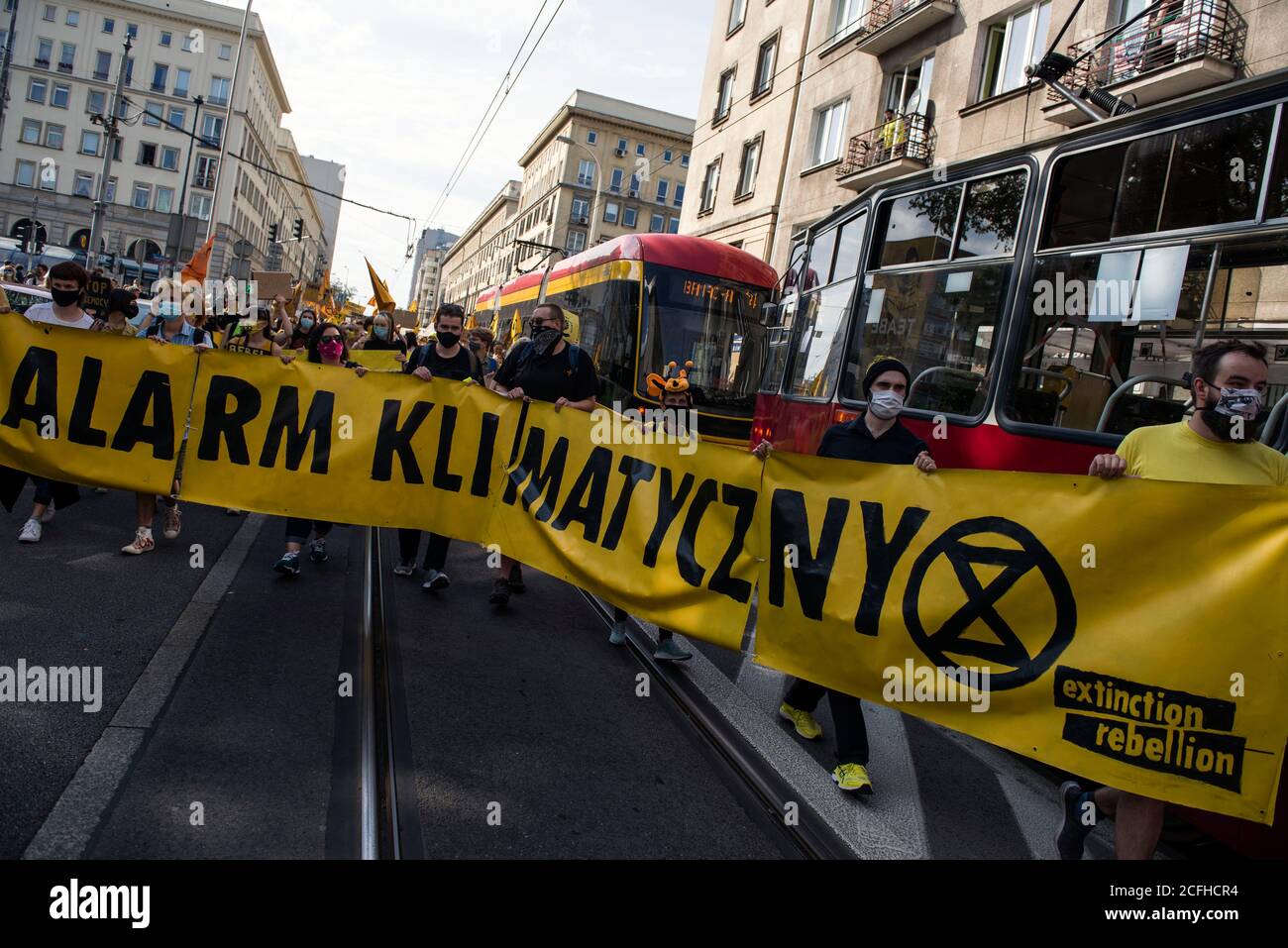 Während des marsches hielten Demonstranten ein Transparent mit der Aufschrift "Klimaalarm".vier Märsche gingen durch Warschau, deren Teilnehmer gegen die Passivität der Politiker angesichts des Klimawandels protestierten. Jeder marsch hatte seine eigene Farbe, symbolisiert die vier Wellen: Liebe, Trauer, Rebellion und Hoffnung. An der Spitze des marsches der 'Revolte Welle' standen Banner mit den Slogans: 'Klimaalarm' und 'Wir rebellieren zum Leben'. Der große Marsch für das Klima ist der Beginn der von Extinction Rebellion-Aktivisten organisierten Veranstaltungen auf der ganzen Welt. Die Veranstaltung in Polen wird "Rebellion 2020" genannt. Der Zweck Stockfoto