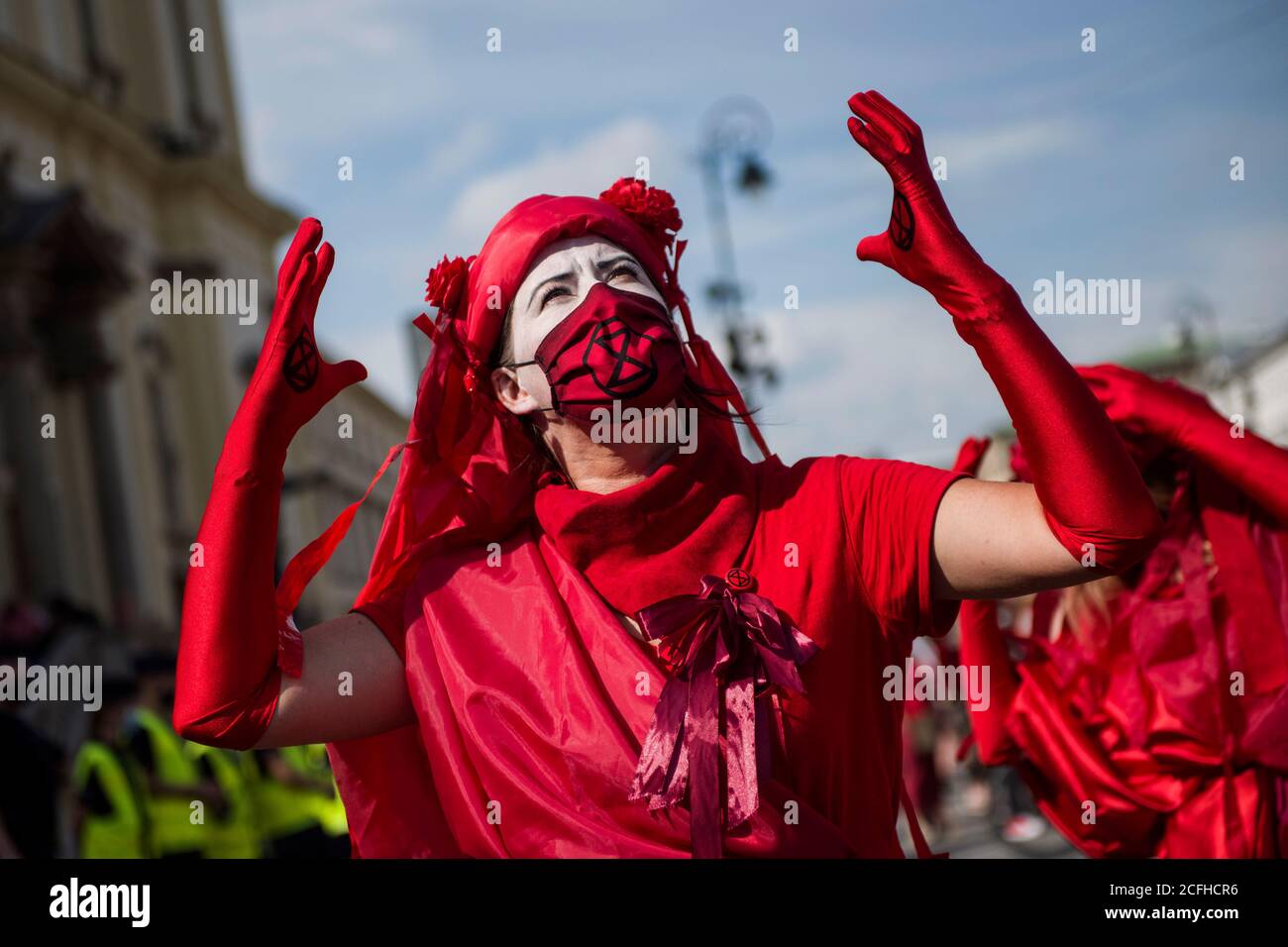 Extinction Rebellion Aktivist während des marsches.vier Märsche gingen durch Warschau, deren Teilnehmer gegen die Passivität der Politiker angesichts des Klimawandels protestierten. Jeder marsch hatte seine eigene Farbe, symbolisiert die vier Wellen: Liebe, Trauer, Rebellion und Hoffnung. An der Spitze des marsches der 'Revolte Welle' standen Banner mit den Slogans: 'Klimaalarm' und 'Wir rebellieren zum Leben'. Der große Marsch für das Klima ist der Beginn der von Extinction Rebellion-Aktivisten organisierten Veranstaltungen auf der ganzen Welt. Die Veranstaltung in Polen wird "Rebellion 2020" genannt. Der Zweck der AC Stockfoto