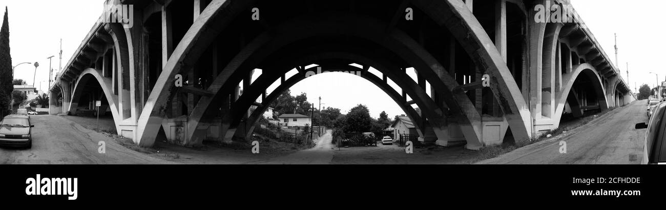 Los Angeles, Kalifornien, USA - Juni 2003: Schwarz-weiß-Archivpanorama unter der Braut der East 4th Street in der Boyle Heights Gegend von Los Angeles. Stockfoto