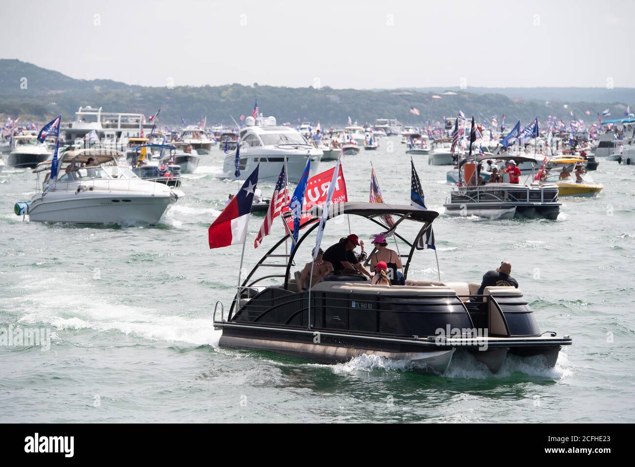 Lakeway, Texas USA 5. September 2020: Eine Bootsparade, um die Unterstützung für US-Präs. Donald Trump zu zeigen, zog Hunderte von Wasserfahrzeugen aller Größen an, die meisten von ihnen mit mehreren Trump Flaggen. Mehrere Boote wurden in den riesigen Wachen überschwemmt, die von der Flottille aufgeworfen wurden, aber es wurden keine Verletzungen gemeldet. Quelle: ©Bob Daemmrich/Alamy Live News Stockfoto