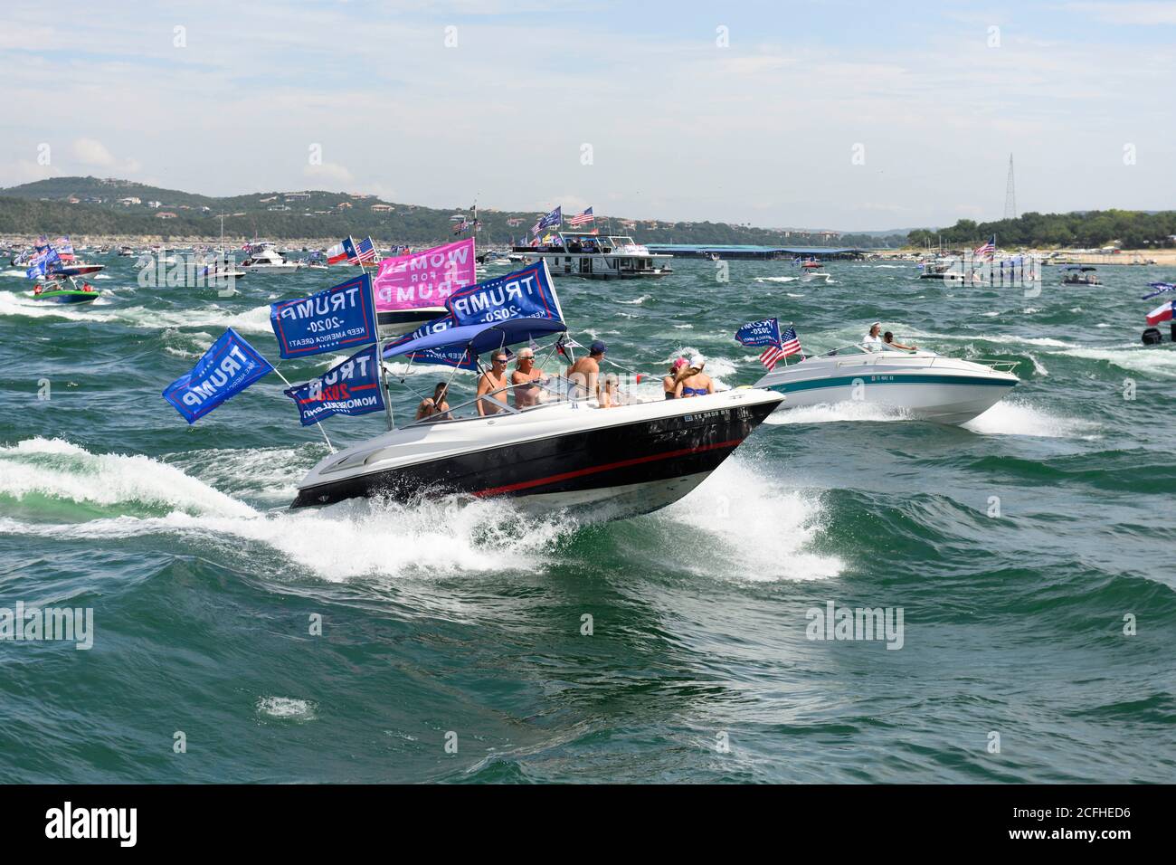 Lakeway, Texas USA 5. September 2020: Eine Bootsparade, um die Unterstützung für US-Präs. Donald Trump zu zeigen, zog Hunderte von Wasserfahrzeugen aller Größen an, die meisten von ihnen mit mehreren Trump Flaggen. Mehrere Boote wurden in den riesigen Wachen überschwemmt, die von der Flottille aufgeworfen wurden, aber es wurden keine Verletzungen gemeldet. Quelle: ©Bob Daemmrich/Alamy Live News Stockfoto