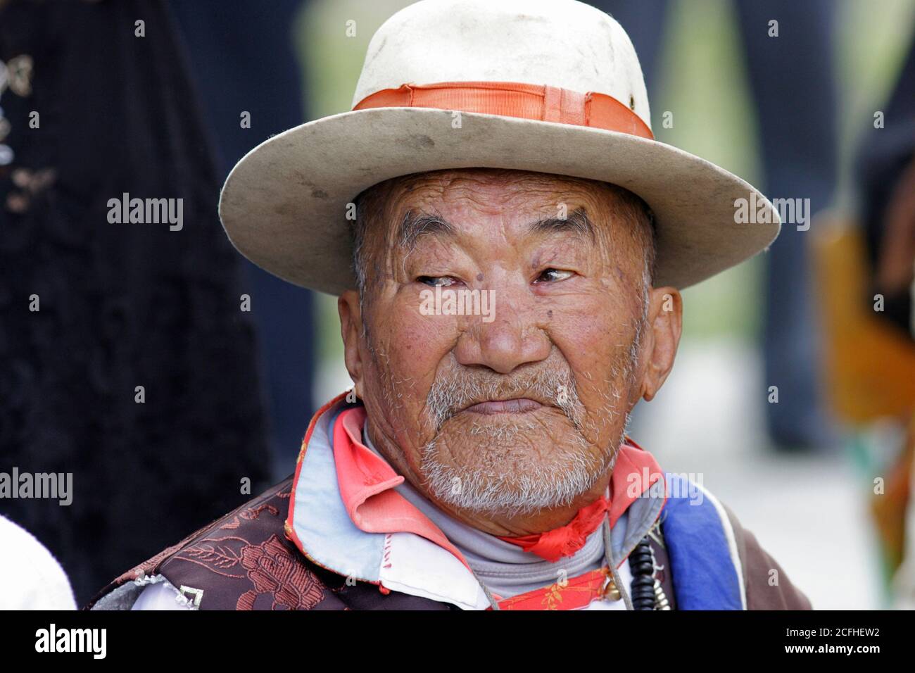 Älterer Mann in traditioneller Tracht, Dorf Zhoukeji, in der Nähe von Maerkang, Präfektur Aba, Sichuan, China 1. Juli 2006 Stockfoto