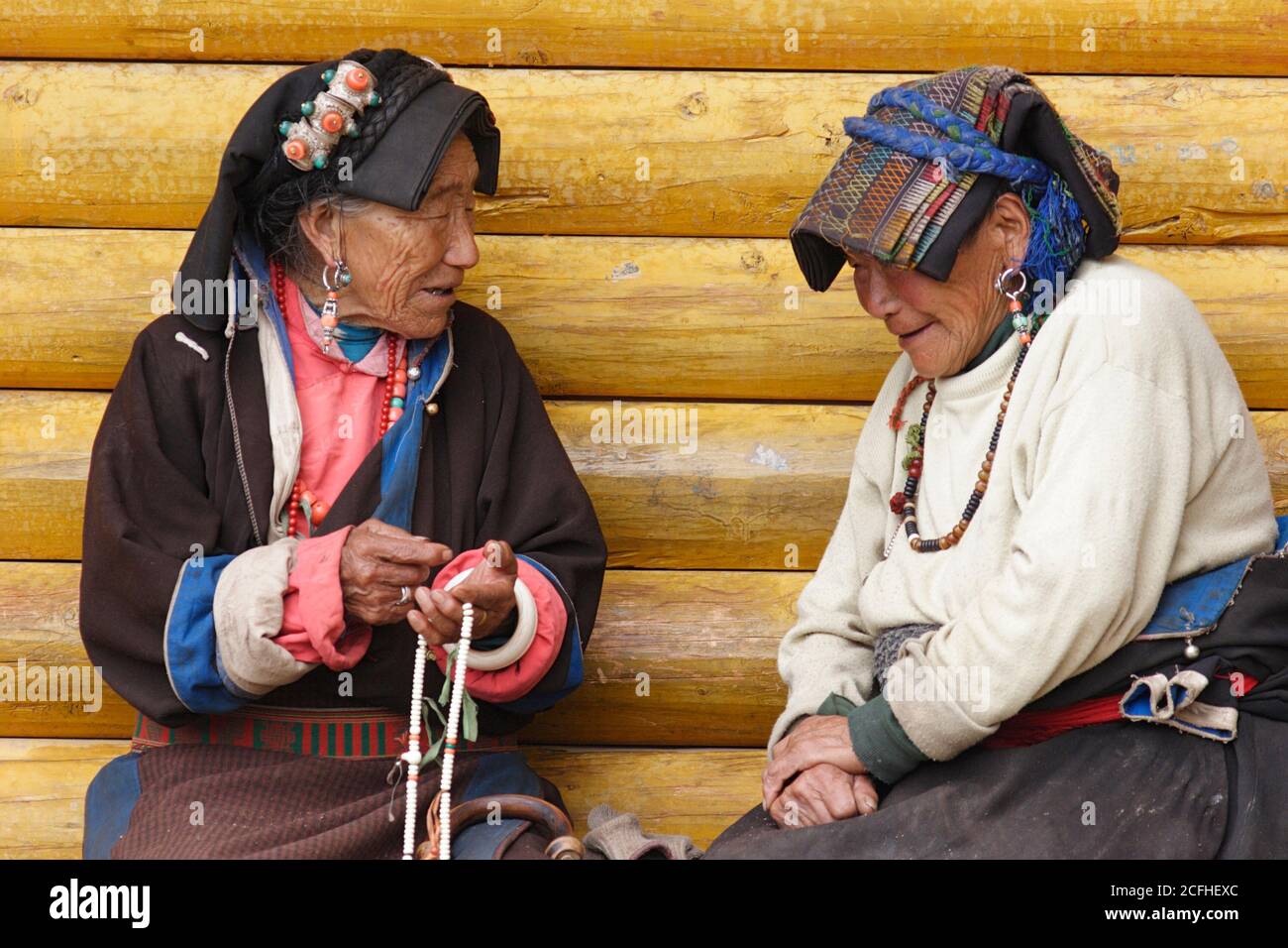 Ältere tibetische Frauen im Tempel in der Nähe von Zhoukeji, Präfektur Aba, Sichuan, China 30. Juni 2006 Stockfoto