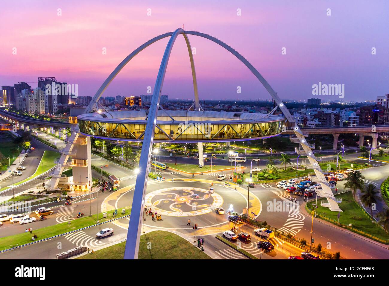 Kolkata, Westbengalen / Indien - 14. Juli 2019: Ein Blick auf Biswa Bangla Gate in New Town, Rajarhat, Kolkata nach Sonnenuntergang . Stockfoto