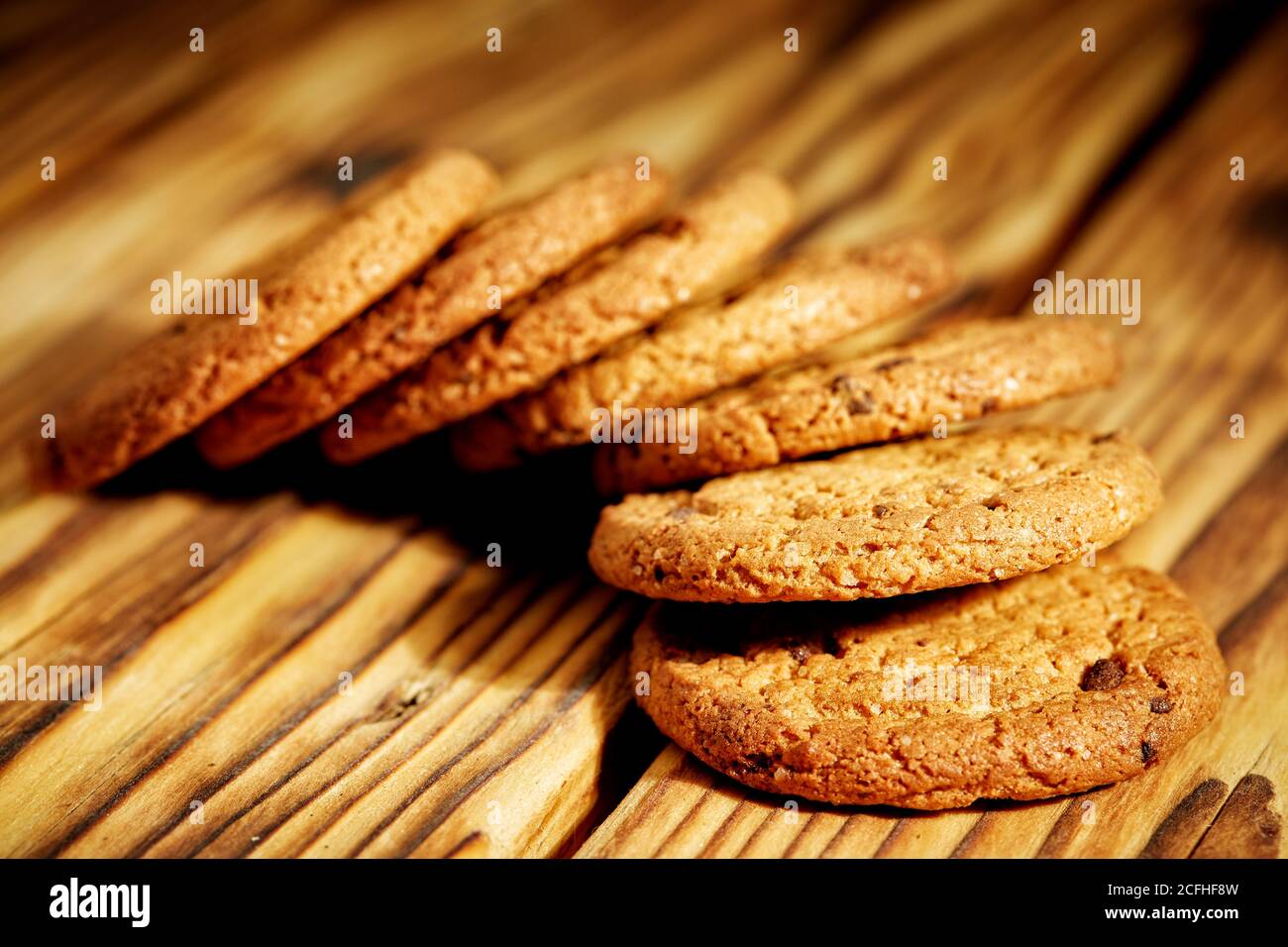Haferkekse auf altem Holztisch Stockfoto