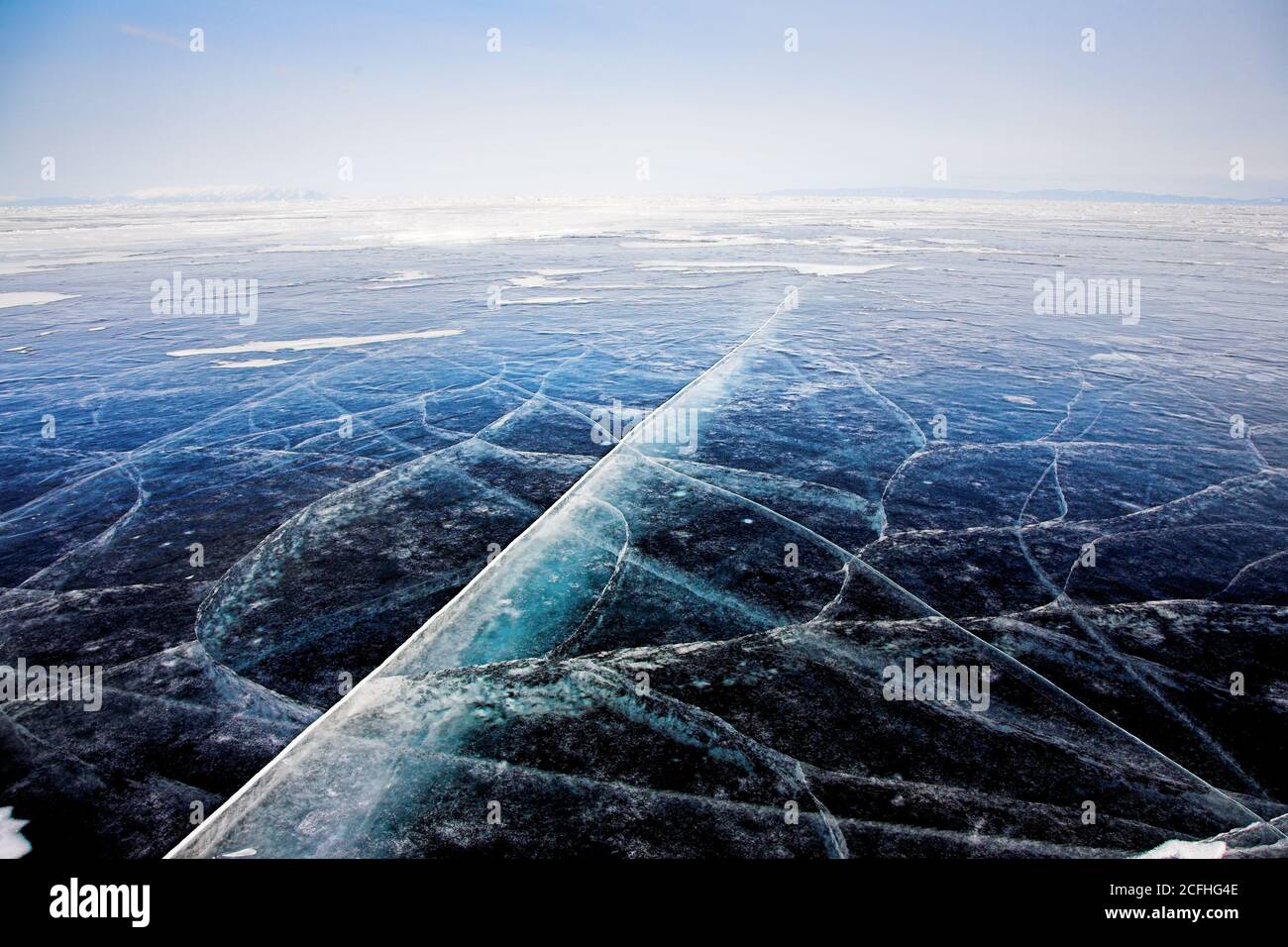 Winter Baikal. Eisstruktur auf dem Wintersee. Stockfoto