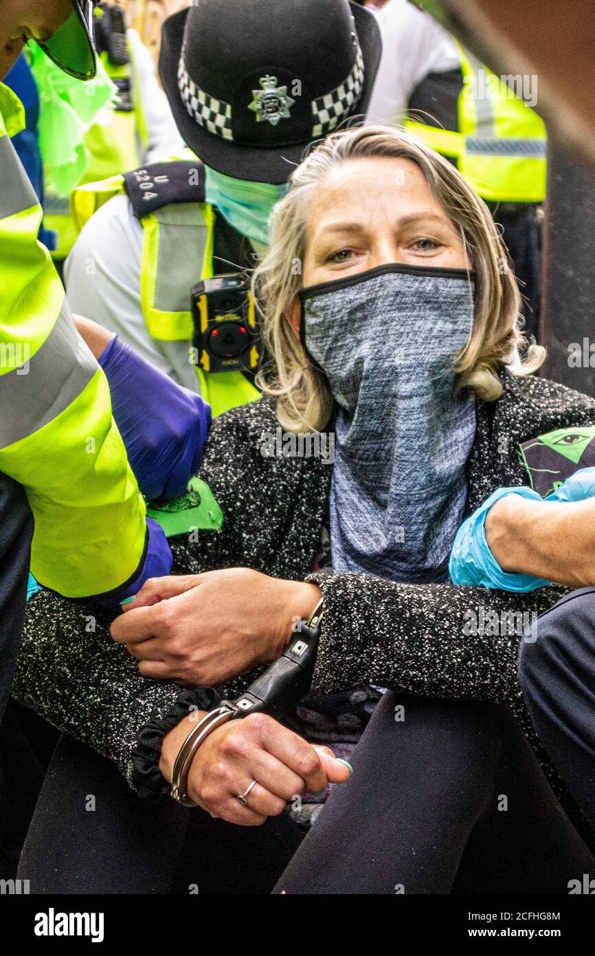 KENNINGTON, LONDON/ENGLAND - 5. September 2020: Protestierende des Extinction Rebellion, die während des Protestes des „Leuchtschiffs Greta“ verhaftet wurden Stockfoto