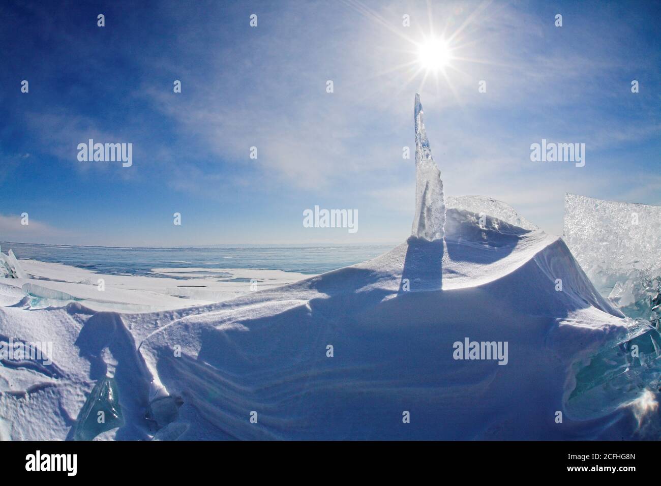 Eis auf blauem Himmel Hintergrund Stockfoto