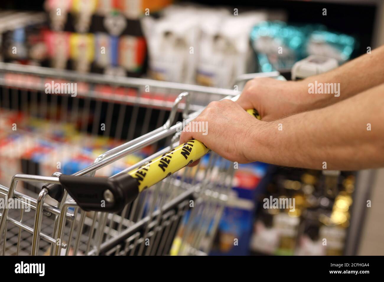 Malchin, Deutschland. September 2020. Ein Kunde geht entlang der Regale zu einer Filiale der Handelskette Netto APS & Co. Kg. Vor 30 Jahren eröffnete der erste Laden in Vorpommern. Inzwischen ist das Unternehmen mit rund 6000 Mitarbeitern eines der größten im Nordosten Deutschlands. Bisher war der Discounter allein in Mecklenburg-Vorpommern 143 Mal, in Berlin und Brandenburg 112 Mal sowie in Sachsen, Sachsen-Anhalt, Niedersachsen, Hamburg und Schleswig-Holstein vertreten. (To dpa 'nur MV-Einzelhandelskette will wachsen - Corona-Krise bringt Plus') Kredit: Da/dpa/Alamy Live News Stockfoto