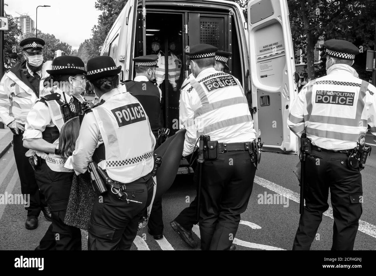 KENNINGTON, LONDON/ENGLAND - 5. September 2020: Protestierende des Extinction Rebellion, die während des Protestes des „Leuchtschiffs Greta“ verhaftet wurden Stockfoto