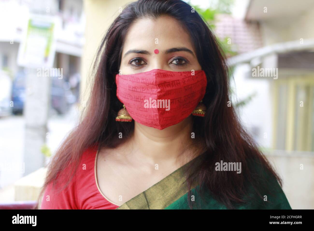 Schöne indische Frau trägt Baumwolltuch Gesichtsmaske als Vorsichtsmaßnahme von COVID-19 Stockfoto