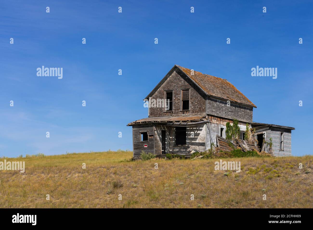 Ein altes verlassenes Haus auf den Prärien im ländlichen Saskatchewan, Kanada. Stockfoto