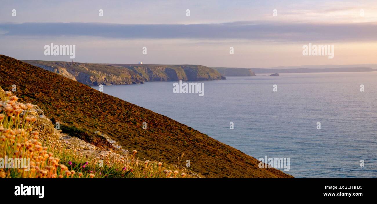 Küstenlandschaft mit Blick nach Westen entlang der Küste von Chapel Porth Beach, Cornwall, England, Großbritannien Stockfoto