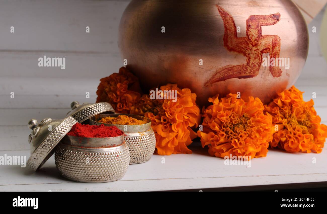 Kupfer kalash mit Kokos- und Mangoblatt mit haldi Kumkum und Blumenschmuck. Unverzichtbar in hindu Puja. Stockfoto