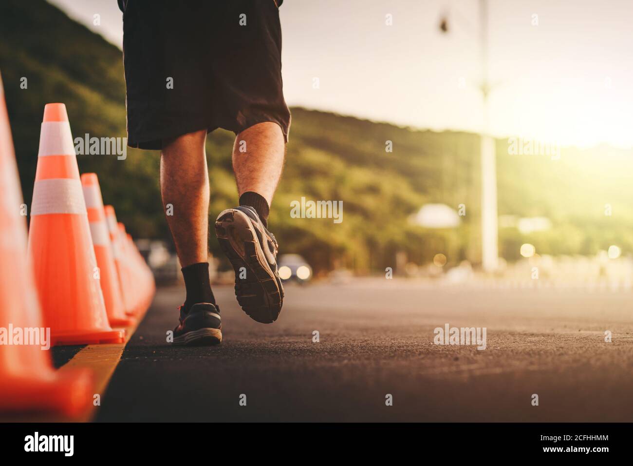 Mann, der auf der Straße läuft. Stockfoto