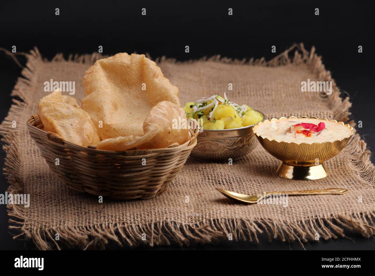 Puri/Bhaji und Kheer - Indische halbtrockene Kartoffelwürze Rezept auch bekannt als Batata oder Aloo KI Sabji, serviert mit gebratenen Poori und Khir Stockfoto