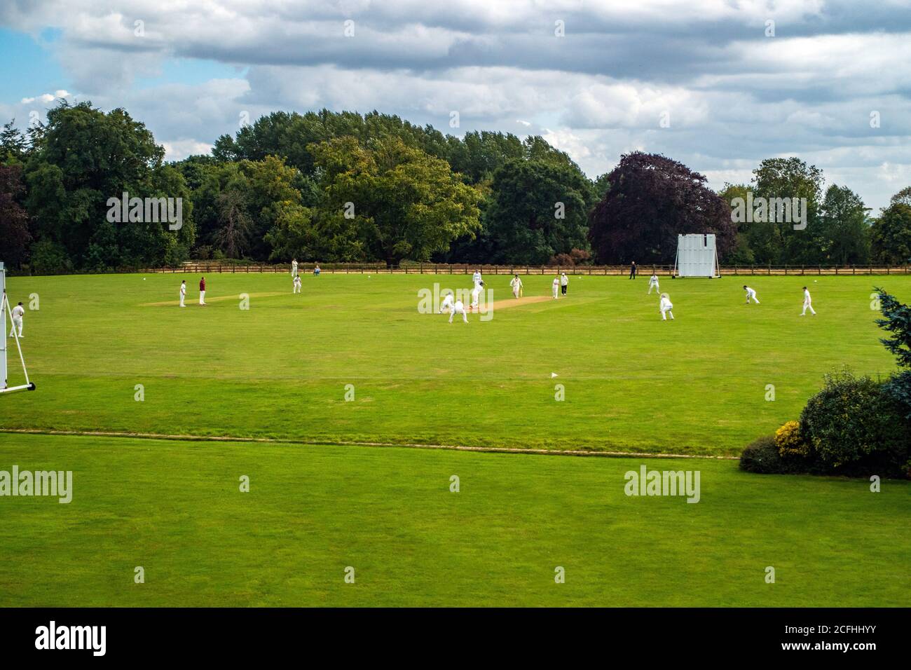 Wiseton Cricket Club, spielen in ihrem Dorf Cricket-Feld im Sommer Stockfoto