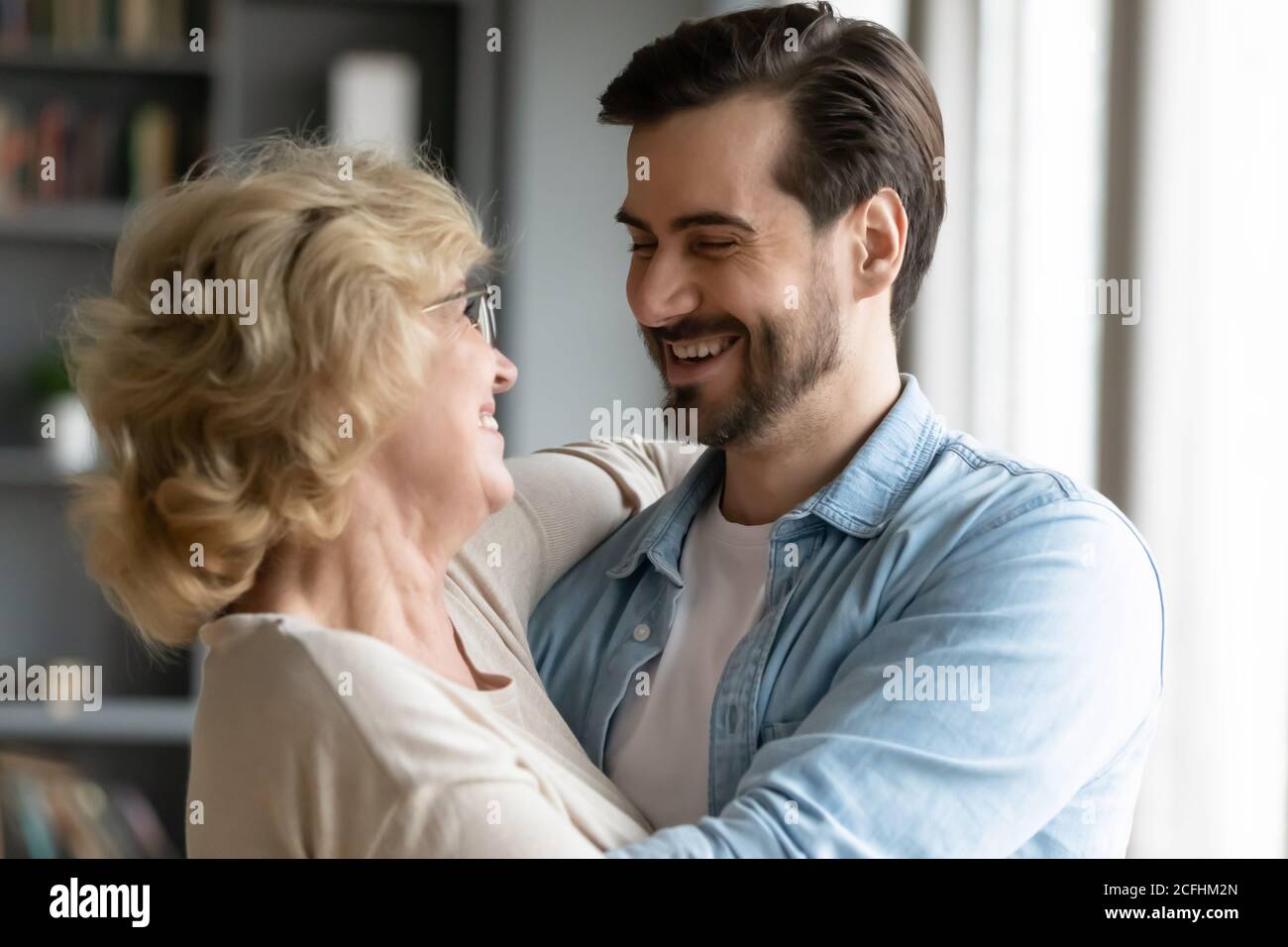 Nahaufnahme lächelnd reife Mutter und erwachsenen Sohn umarmt Stockfoto