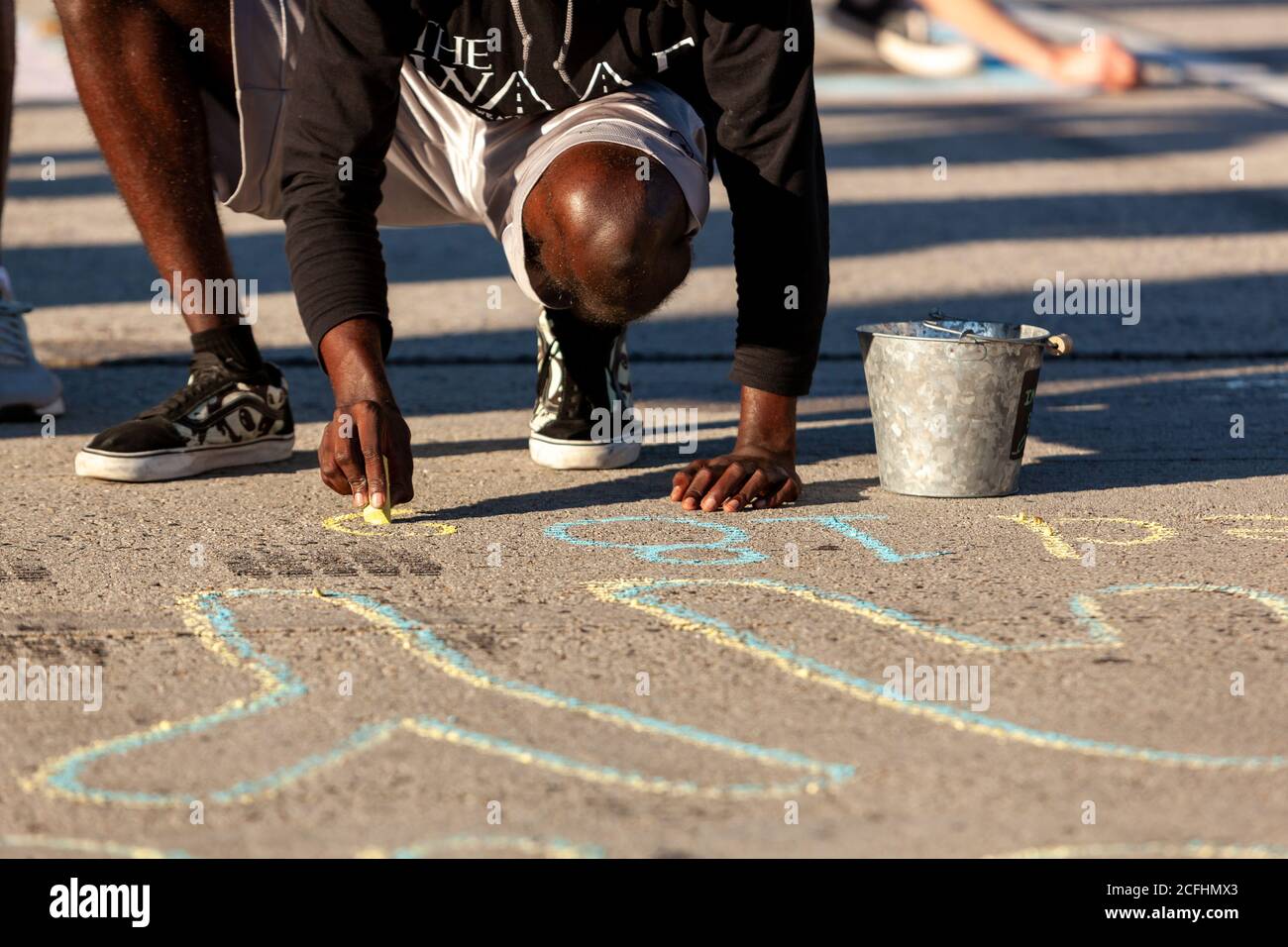 Washington, DC, USA, 5. September 2020. Im Bild: Ein junger Mann schafft ein Denkmal für Deon Kay auf der Francis Scott Key Bridge während eines marsches in seinem Gedächtnis. Deon Kay war ein Teenager, der Anfang der Woche von der Metropolitan (DC) Polizei getötet wurde. Die Tötung ist umstritten, weil die Polizei widersprüchliche Berichte über die Tötung herausgegeben hat. Kredit: Allison C Bailey/Alamy Stockfoto