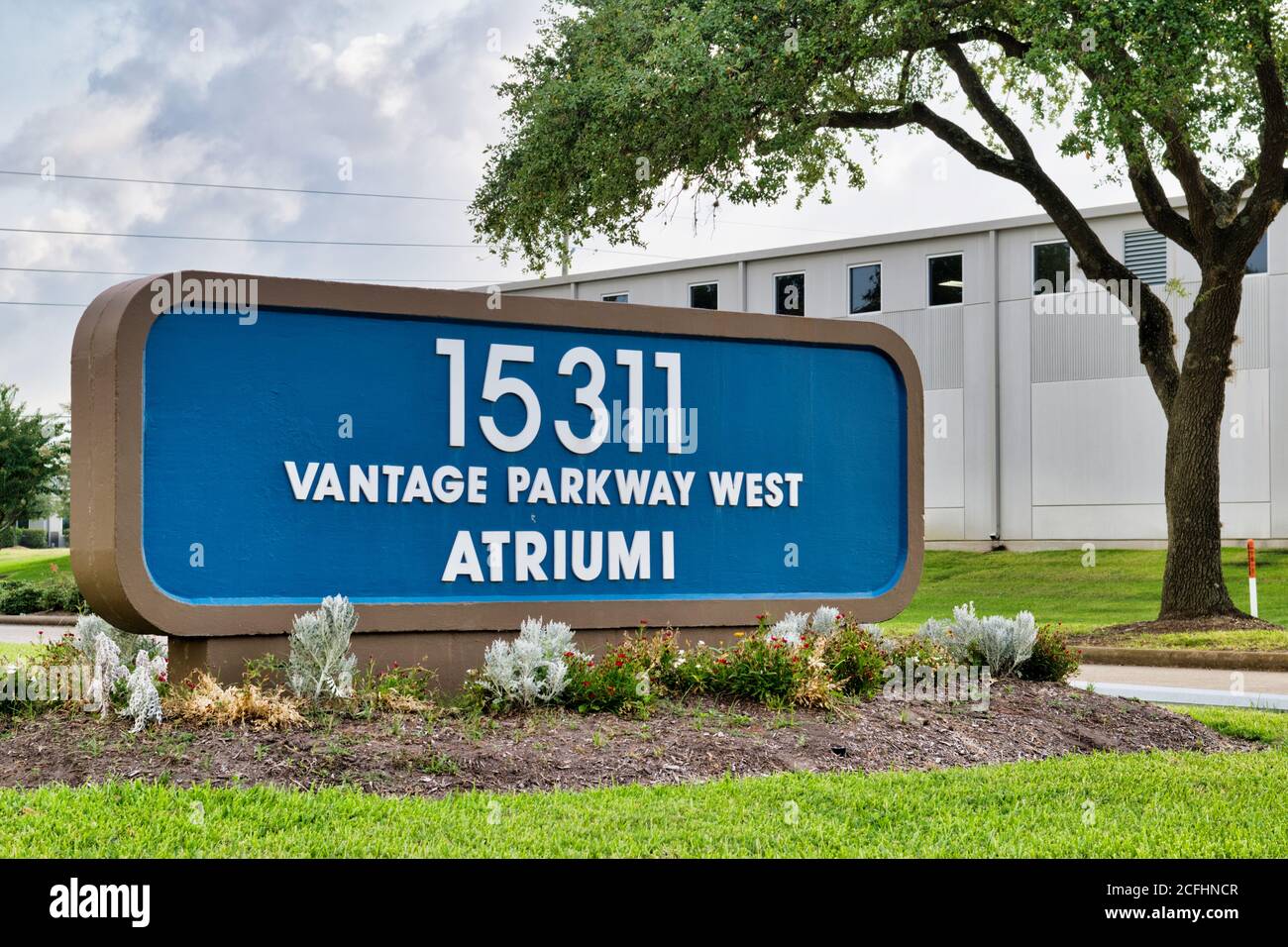 Houston, Texas/USA 07/17/2020: Atrium 1 Adressschild vor einem Greater Greenspoint Business Park bestehend aus Büroflächen. Stockfoto