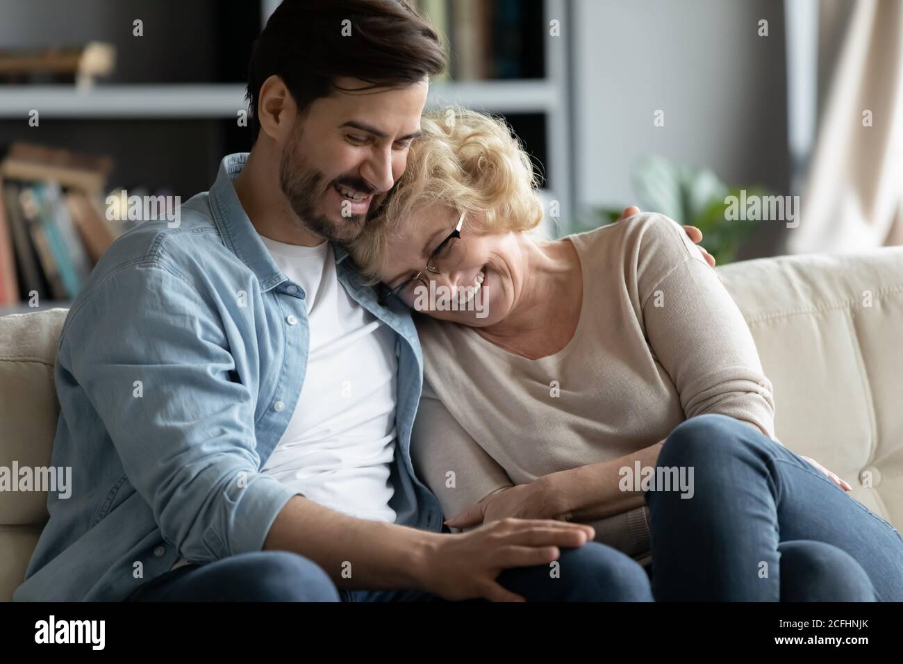 Überglücklich erwachsenen Sohn und reife Mutter umarmt, Spaß haben Stockfoto
