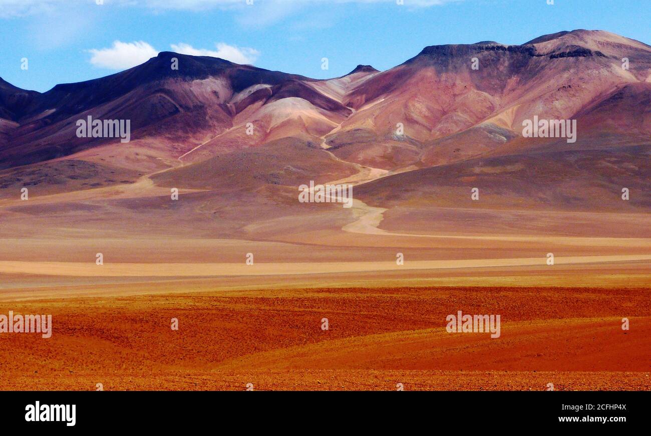 Bunte vulkanische Berge in Bolivien, surreale Landschaft von Salvador Dali Tal. Stockfoto