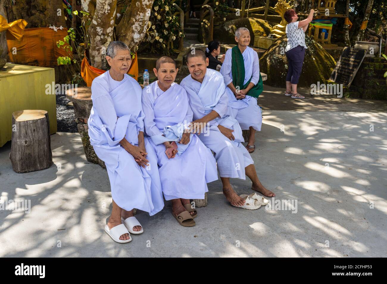 Phuket, Thailand - 29. November 2019: Buddhistische Nonnen sitzen in der Nähe des Big Buddha Tempels, Thailand, Phuket. Stockfoto