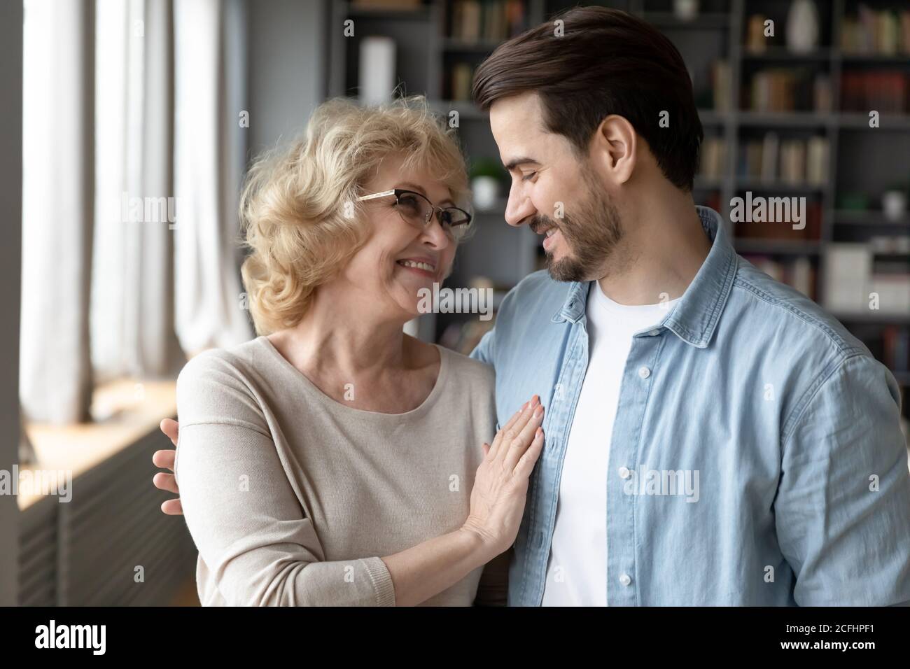 Nahaufnahme lächelnd reife Frau und erwachsenen Sohn umarmt Stockfoto