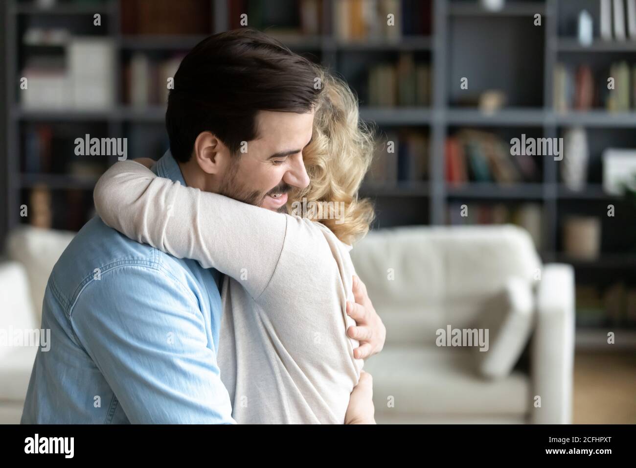 Nahaufnahme liebevoller junger Mann umarmt reife Mutter zu Hause Stockfoto
