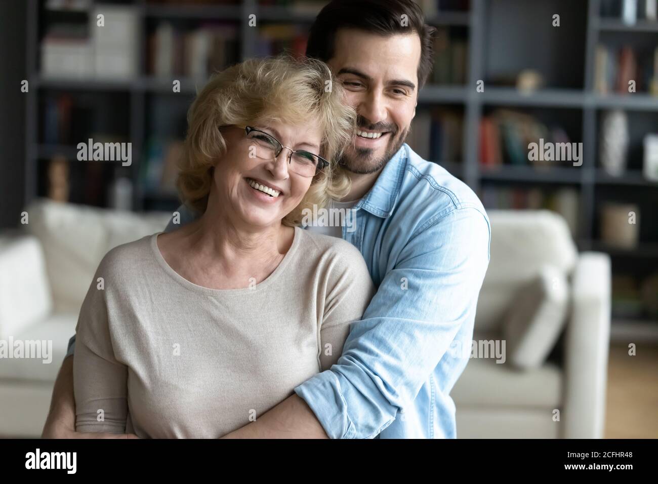 Kopf erschossen Porträt lächelnd reife Frau mit erwachsenen Sohn Stockfoto