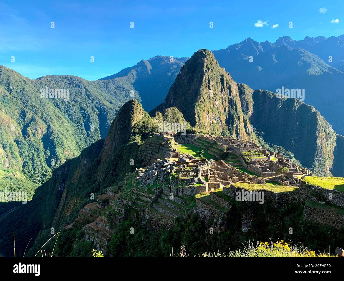 Awe Machu Picchu legendäre verlorene Stadt Inka Reich in Peru, Anden Berge. Majestätische historische Komplex Wahrzeichen, alte Steingebäude, grünes Gras Stockfoto