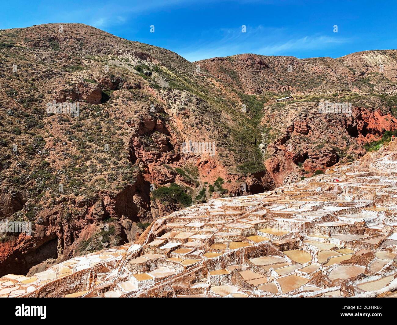 Salzbergwerke Salineras de Maras in Heiligen Tal Inkas, Peru.Salzpfannen am Qaqawinay Berg. Kaskadierung in den Hügeln von Salinas de Maras Stockfoto
