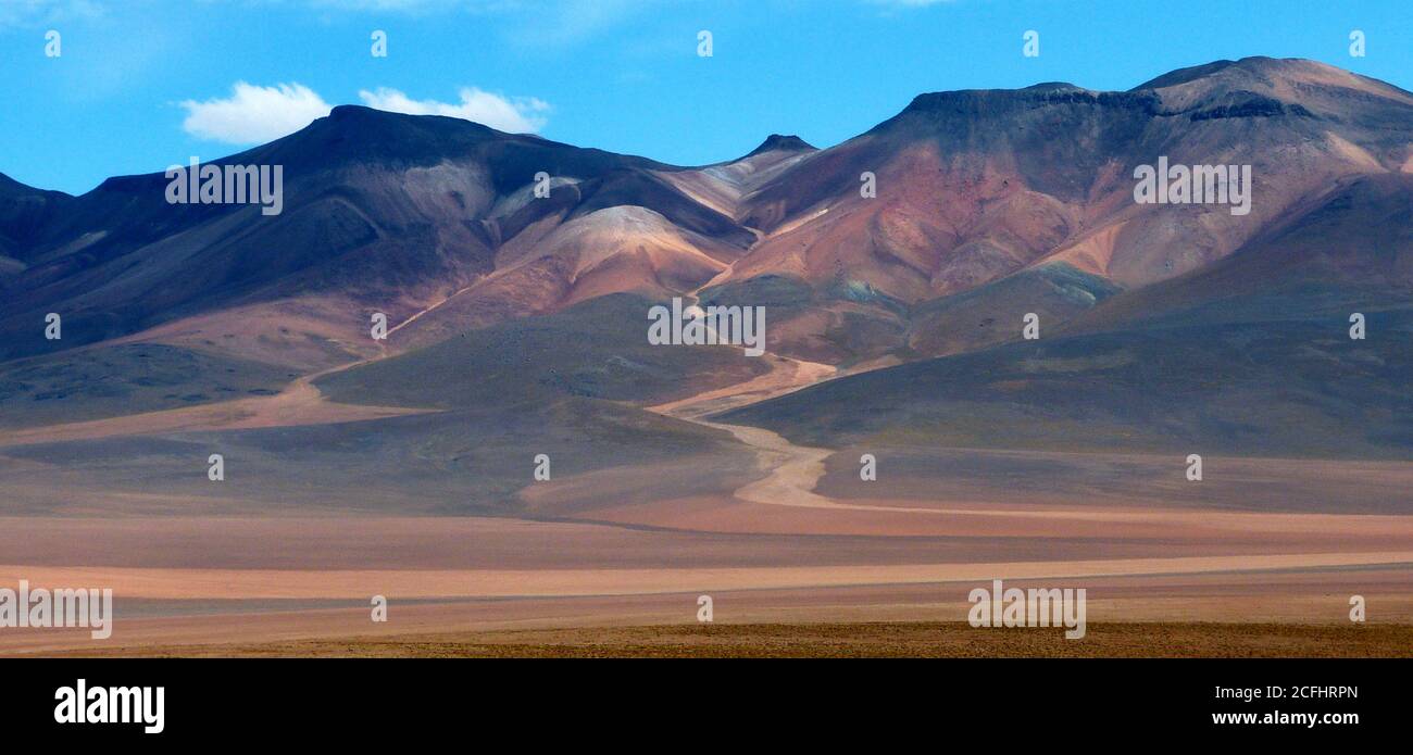 Erstaunlich farbige Berglandschaft in Bolivien, Atacama Wüste. Montana del Cinco colores. Volcan Tunupa. Majestätischer Berg Der Sieben Farben, Altiplano. Stockfoto