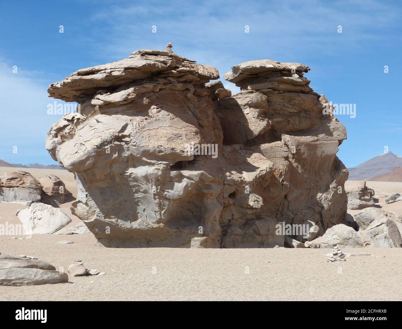 Riesige Felsformationen in der trockenen Wüste Siloli, Altiplano Plateau, Bolivien. Bizarre Felsform aufgrund vulkanischer Aktivität und Winderosion. Stockfoto
