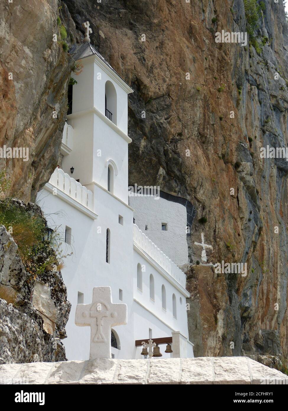 Ostrog ist das Kloster der Serbisch-Orthodoxen Kirche vor einem fast vertikalen Hintergrund, hoch oben im großen Felsen Ostroska Greda, Montenegro. Stockfoto